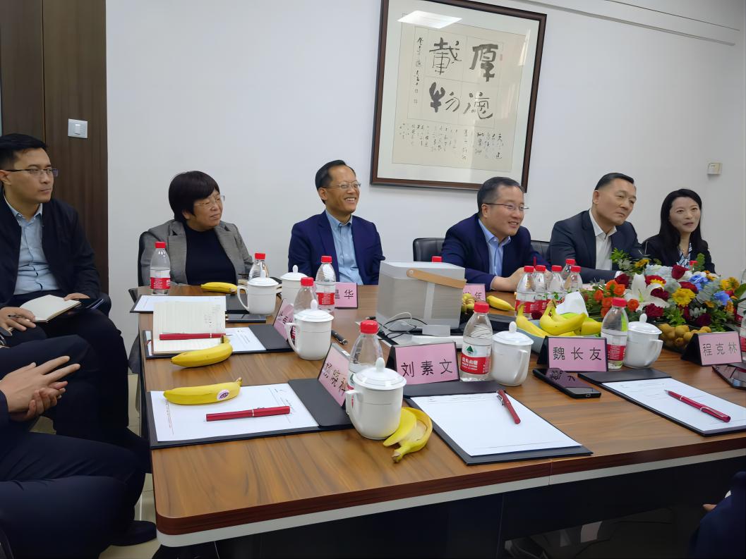 青島城陽(yáng)區領(lǐng)導及山大校友參訪(fǎng)赫立交流指導工作(圖4) 青島城陽(yáng)區領(lǐng)導及山大校友參訪(fǎng)赫立交流指導工作(圖4)